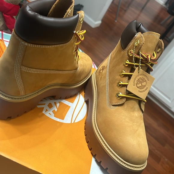 Timberland size 7.5 - Picture 2 of 2